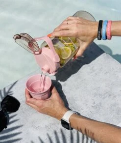 Merkloos Waterfles 2 Liter - Waterfles Met Rietje - Grote Waterfles - Sportbidon - Twee Liter Waterfles - Sportfles - Sportfles Fitness - Bottle 2 Liter- Drinkfles - Schenkfles - Roze Transparant - Gratis Armband - Waterflessen -Aigostar winkel 1019x1200 1