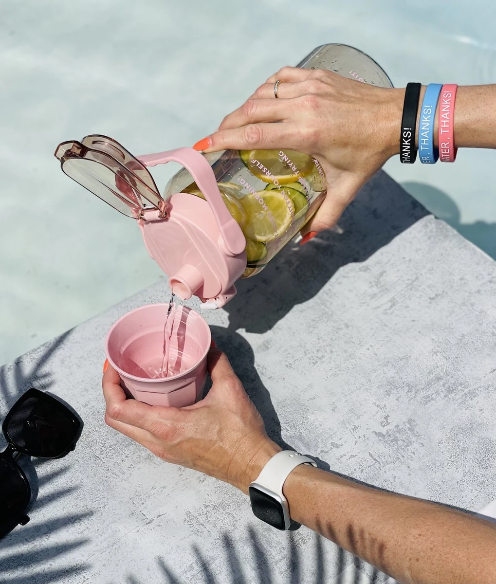 Merkloos 2 Liter Waterfles Groen Transparant - Gratis Armband - Grote Waterfles - Motivatie Fles - Bidon - Twee Liter Waterfles - Sportfles - Waterkan - Gallon - 2 Liter Bottle - Drinkfles - Schenkfles - Groen Transparant - Zwart Armbandje 6 Merkloos 2 Liter Waterfles Groen Transparant - Gratis Armband - Grote Waterfles - Motivatie Fles - Bidon - Twee Liter Waterfles - Sportfles - Waterkan - Gallon - 2 Liter Bottle - Drinkfles - Schenkfles - Groen Transparant - Zwart Armbandje - Afbeelding 4