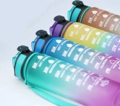 Merkloos Drinkfles – Luxe Drinkfles Met Rietje – Waterfles 1 Liter – Water Bottle – Motivatie Waterfles Met Tijdmarkeringen -Aigostar winkel 1200x1065 1