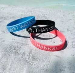 Merkloos Waterfles 2 Liter MET Sleeve Camo Zwart - Gratis Armband! - Waterfles Met Rietje -Drinkfles Met Rietje - Grote Waterfles - Bottle 2 Liter - Sportbidon - Sportfles Fitness - Waterkan - Gallon - Schenkfles - Waterflessen - Drinkbus -Aigostar winkel 1200x1165