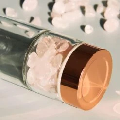 Duurzame Waterfles Met Kristal - Roségoud - Roestvrij Staal - Rozenkwarts Edelstenen - Verrijkt En Verzacht Water - Inclusief Thee/fruit Infuser - Edelstenen - 550 Ml - Waterfles - Drinkfles -Aigostar winkel 1200x1198 2