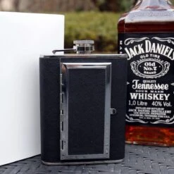 Merkloos RVS Heupfles Met Sigaretten Houder - Platvink - Sigaretten Houder - RVS Zakflacon - Zakfles - Drankfles - Drankflacon Heupflesje - Sigarettendoosje -Aigostar winkel 1200x1200 371