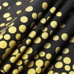 Merkloos Folie Tafelkleed - Zwart Tafelzeil Met Gouden Stippen - Verjaardag Feest - Tafel Accessoire - Party Plastic Decoratie - Metallic Dots - 50 Jaar – Bruiloft - Oud En Nieuw – 2023 Nieuwjaar – Kerst Versiering - Kerstmis Aankleding - 137 X 274 Cm – Goud 11 Merkloos Folie Tafelkleed - Zwart Tafelzeil Met Gouden Stippen - Verjaardag Feest - Tafel Accessoire - Party Plastic Decoratie - Metallic Dots - 50 Jaar – Bruiloft - Oud En Nieuw – 2023 Nieuwjaar – Kerst Versiering - Kerstmis Aankleding - 137 X 274 Cm – Goud -Aigostar winkel 1200x1200 716
