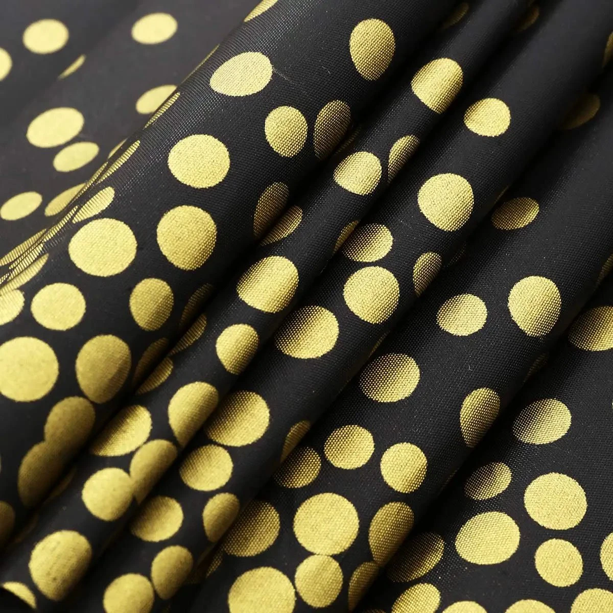 Merkloos Folie Tafelkleed - Zwart Tafelzeil Met Gouden Stippen - Verjaardag Feest - Tafel Accessoire - Party Plastic Decoratie - Metallic Dots - 50 Jaar – Bruiloft - Oud En Nieuw – 2023 Nieuwjaar – Kerst Versiering - Kerstmis Aankleding - 137 X 274 Cm – Goud 7 Merkloos Folie Tafelkleed - Zwart Tafelzeil Met Gouden Stippen - Verjaardag Feest - Tafel Accessoire - Party Plastic Decoratie - Metallic Dots - 50 Jaar – Bruiloft - Oud En Nieuw – 2023 Nieuwjaar – Kerst Versiering - Kerstmis Aankleding - 137 X 274 Cm – Goud - Afbeelding 5