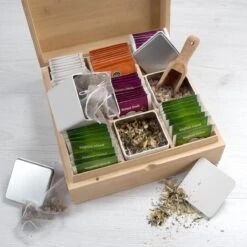 Theedoos Van ZENZYTEA® - Bamboe - Theedoos 9 Vaks - Inclusief 3 Theeblikken Voor Losse Thee - Geschikt Voor Grote & Kleine Theezakjes - Vierkant - Grote Vakken - Luxe Verpakking - Cadeau 18 Theedoos Van ZENZYTEA® - Bamboe - Theedoos 9 Vaks - Inclusief 3 Theeblikken Voor Losse Thee - Geschikt Voor Grote & Kleine Theezakjes - Vierkant - Grote Vakken - Luxe Verpakking - Cadeau -Aigostar winkel 1200x1200 828