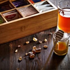 Lumaland Cuisine - Theedoos Van Bamboe - Theebox Met 8 Vakken - Duurzam Decoratief Materiaal - Ca. 28 X 16 X 9 Cm -Aigostar winkel 1200x1200 848