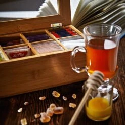 Lumaland Cuisine - Theedoos Van Bamboe - Theebox Met 8 Vakken - Duurzam Decoratief Materiaal - Ca. 28 X 16 X 9 Cm -Aigostar winkel 1200x1200 849