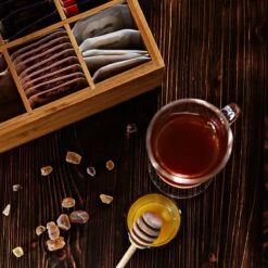 Lumaland Cuisine - Theedoos Van Bamboe - Theebox Met 8 Vakken - Duurzam Decoratief Materiaal - Ca. 28 X 16 X 9 Cm -Aigostar winkel 1200x1200 850