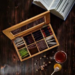 Lumaland Cuisine - Theedoos Van Bamboe - Theebox Met 8 Vakken - Duurzam Decoratief Materiaal - Ca. 28 X 16 X 9 Cm -Aigostar winkel 1200x1200 851