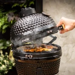 BluMill Kamado BBQ Egg - Kamado 13 Inch - Incl. Vlees Thermometer - Houtskoolbarbecues - Zwart - Ø 27cm -Aigostar winkel 1200x1200 934