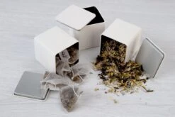 Theedoos Van ZENZYTEA® - Bamboe - Theedoos 9 Vaks - Inclusief 3 Theeblikken Voor Losse Thee - Geschikt Voor Grote & Kleine Theezakjes - Vierkant - Grote Vakken - Luxe Verpakking - Cadeau 16 Theedoos Van ZENZYTEA® - Bamboe - Theedoos 9 Vaks - Inclusief 3 Theeblikken Voor Losse Thee - Geschikt Voor Grote & Kleine Theezakjes - Vierkant - Grote Vakken - Luxe Verpakking - Cadeau -Aigostar winkel 1200x800 161