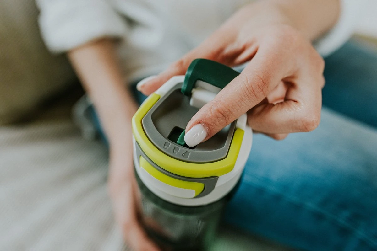 Kambukka Elton Drinkfles 750ml - Olive Green Met 3-in-1 Lid En Makkelijke Reiniging 7 Kambukka Elton Drinkfles 750ml - Olive Green Met 3-in-1 Lid En Makkelijke Reiniging - Afbeelding 5