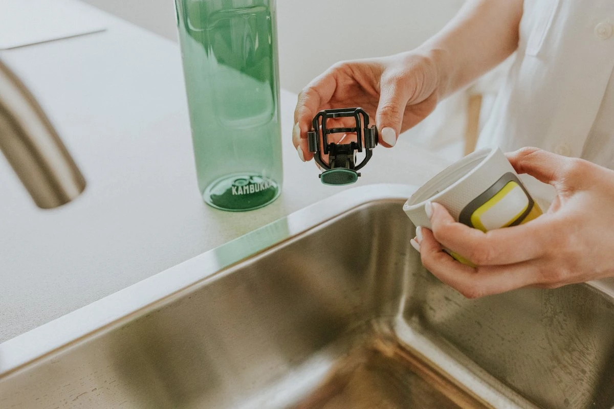 Kambukka Elton Drinkfles 750ml - Olive Green Met 3-in-1 Lid En Makkelijke Reiniging 18 Kambukka Elton Drinkfles 750ml - Olive Green Met 3-in-1 Lid En Makkelijke Reiniging - Afbeelding 16