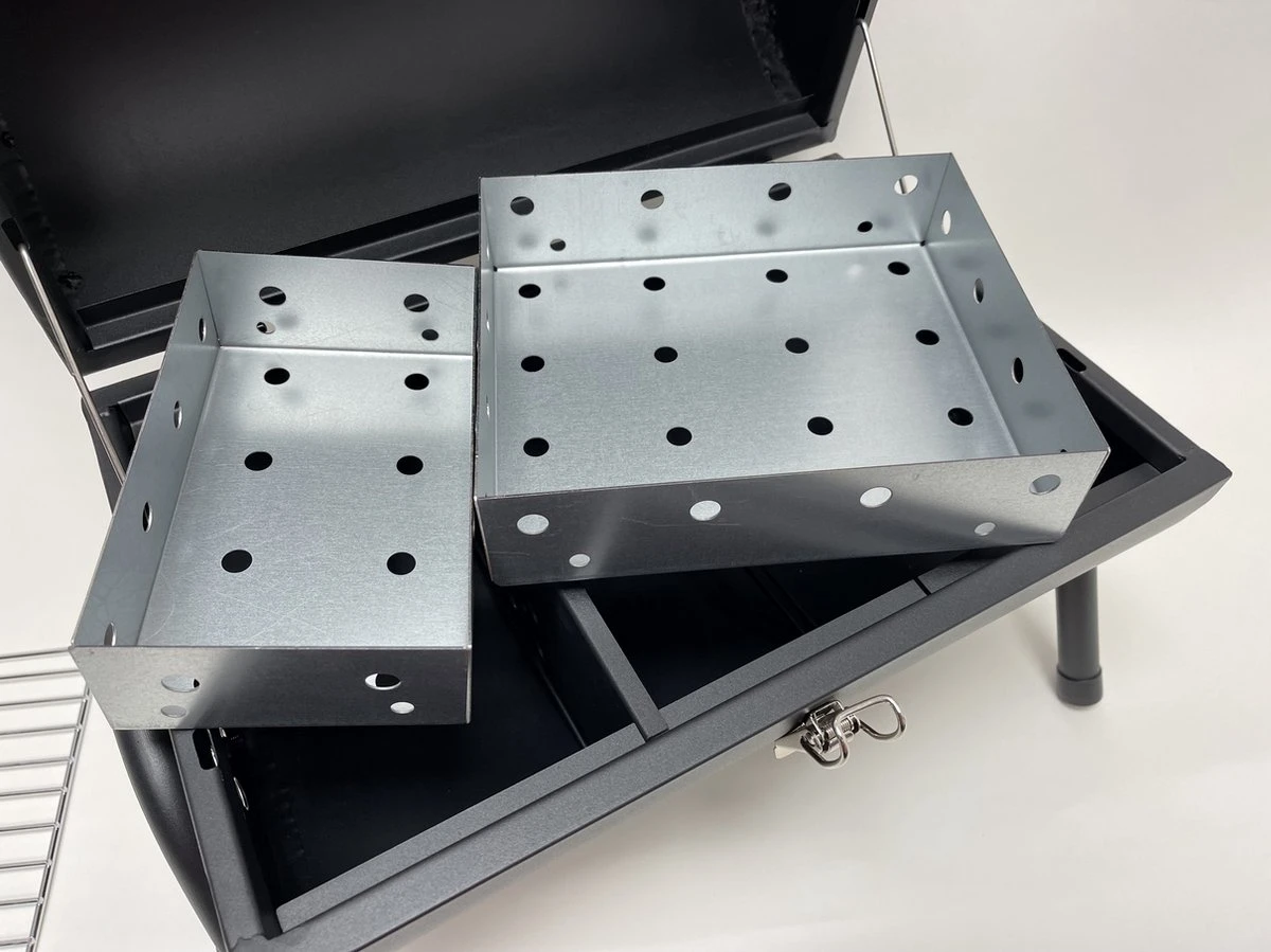 Compacte Draagbare Kolen BBQ Van Wolff BBQ - Handig Voor Op De Camping Op Het Strand Of In Een Park - Smoker Barbecue - Draagbare Lichtgewicht Bbq - Met Thermometer En Lucht Doorvoer. Laat Je Vlees Langzaam Garen. 9 Compacte Draagbare Kolen BBQ Van Wolff BBQ - Handig Voor Op De Camping Op Het Strand Of In Een Park - Smoker Barbecue - Draagbare Lichtgewicht Bbq - Met Thermometer En Lucht Doorvoer. Laat Je Vlees Langzaam Garen. - Afbeelding 7