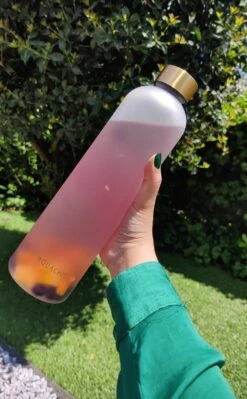 Aquachic - 1L Waterfles Met 2 Doppen En Tijdsmarkeringen - Lekvrij & Licht - Duurzaam - Nederlands Merk - Drink Fles / Bidon- Wit 1 Liter -Aigostar winkel 742x1200 2