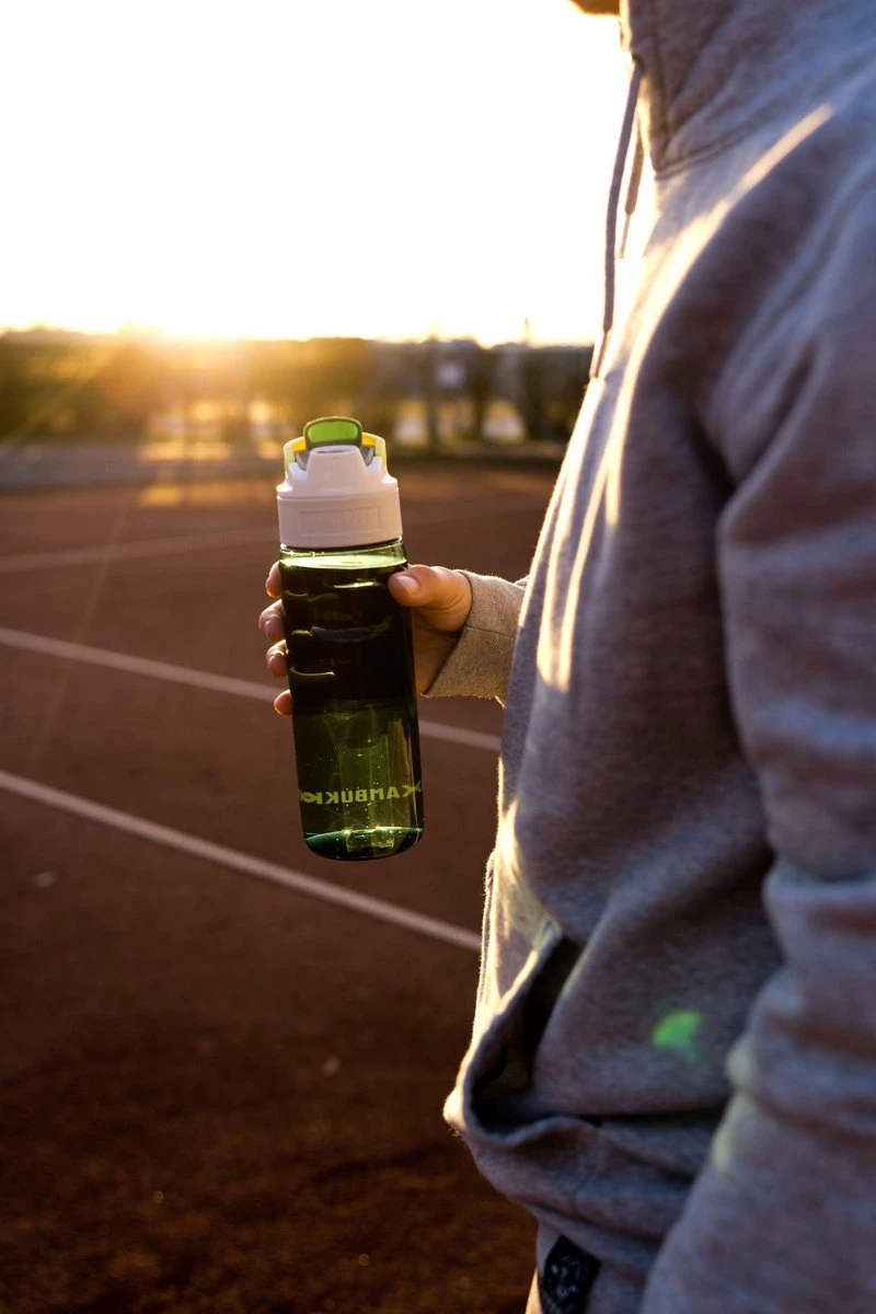 Kambukka Elton Drinkfles 750ml - Olive Green Met 3-in-1 Lid En Makkelijke Reiniging 8 Kambukka Elton Drinkfles 750ml - Olive Green Met 3-in-1 Lid En Makkelijke Reiniging - Afbeelding 6