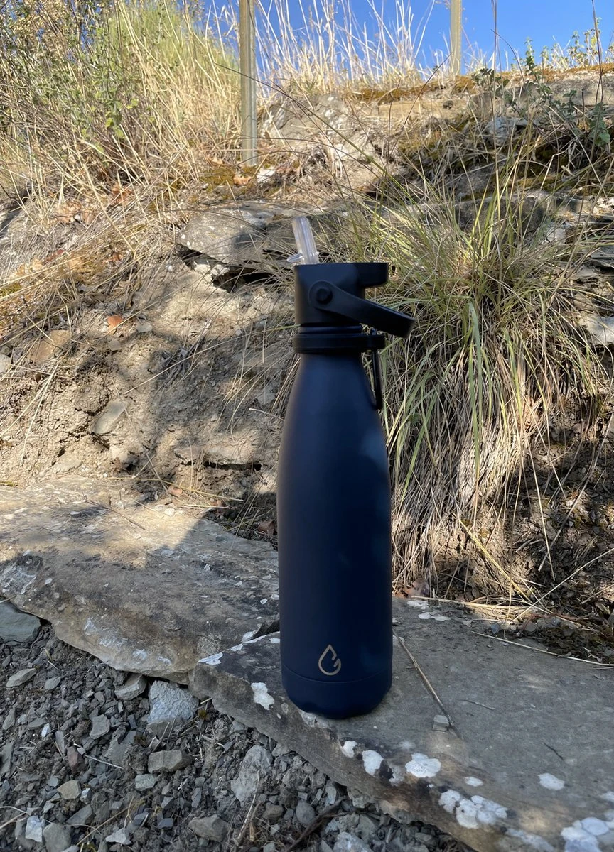 Wattamula Design Eco RVS Drinkfles - Donkerblauw - Extra Dop Met Rietje En Carrier - 500 Ml - Waterfles - Thermosfles - Sport 6 Wattamula Design Eco RVS Drinkfles - Donkerblauw - Extra Dop Met Rietje En Carrier - 500 Ml - Waterfles - Thermosfles - Sport - Afbeelding 4