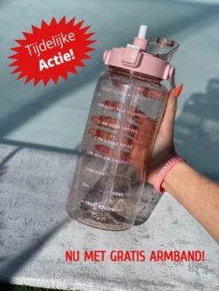 Merkloos Waterfles 2 Liter - Waterfles Met Rietje - Grote Waterfles - Sportbidon - Twee Liter Waterfles - Sportfles - Sportfles Fitness - Bottle 2 Liter- Drinkfles - Schenkfles - Roze Transparant - Gratis Armband - Waterflessen