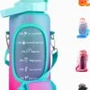 By Bresi - Waterfles 2 Liter MET Sleeve Groen/Paars - Gratis Armband - Waterfles Met Rietje -Drinkfles Met Rietje - Grote Waterfles - Bottle 2 Liter - Sportbidon - Sportfles Fitness - Waterkan - Gallon - Schenkfles - Waterflessen - Drinkbus -Aigostar winkel 907x1200 1