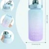 Merkloos Sportfles-Drinkfles-Luxe-2Liter-Uitstraling-Uniek-Motivatie-Waterfles-Met Tijdmarkeringen-MetRietje- -Aigostar winkel 938x1200