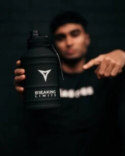 Breaking Limits Stalen Waterfles 2 Liter – Drinkfles – Gemaakt Van Roestvrij Staal – Grote Waterfles – Waterjug – Bidon 2 Liter – 2.2 Liter - Zwart 17 Breaking Limits Stalen Waterfles 2 Liter – Drinkfles – Gemaakt Van Roestvrij Staal – Grote Waterfles – Waterjug – Bidon 2 Liter – 2.2 Liter - Zwart -Aigostar winkel 960x1200 1