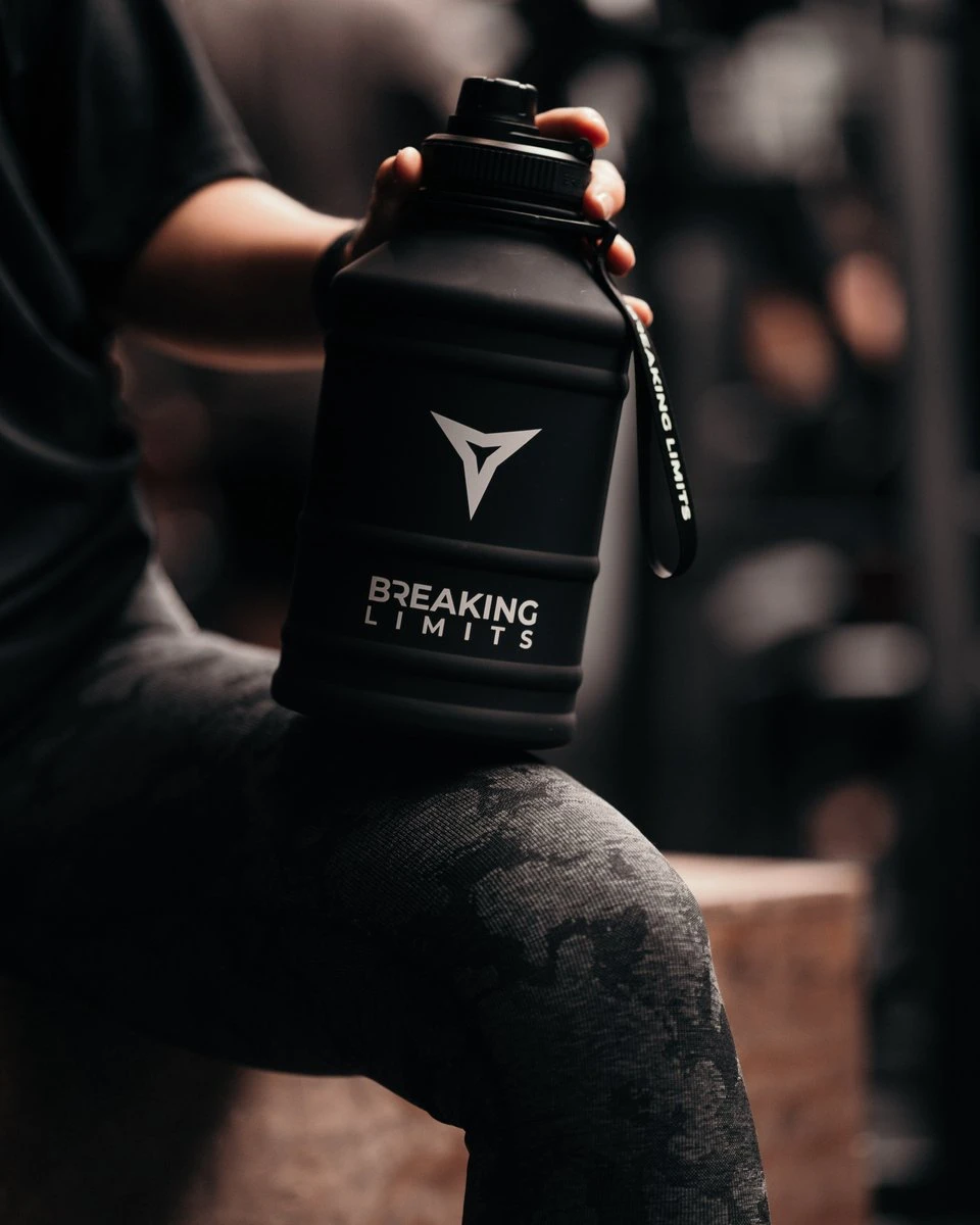 Breaking Limits Stalen Waterfles 2 Liter – Drinkfles – Gemaakt Van Roestvrij Staal – Grote Waterfles – Waterjug – Bidon 2 Liter – 2.2 Liter - Zwart 6 Breaking Limits Stalen Waterfles 2 Liter – Drinkfles – Gemaakt Van Roestvrij Staal – Grote Waterfles – Waterjug – Bidon 2 Liter – 2.2 Liter - Zwart - Afbeelding 4