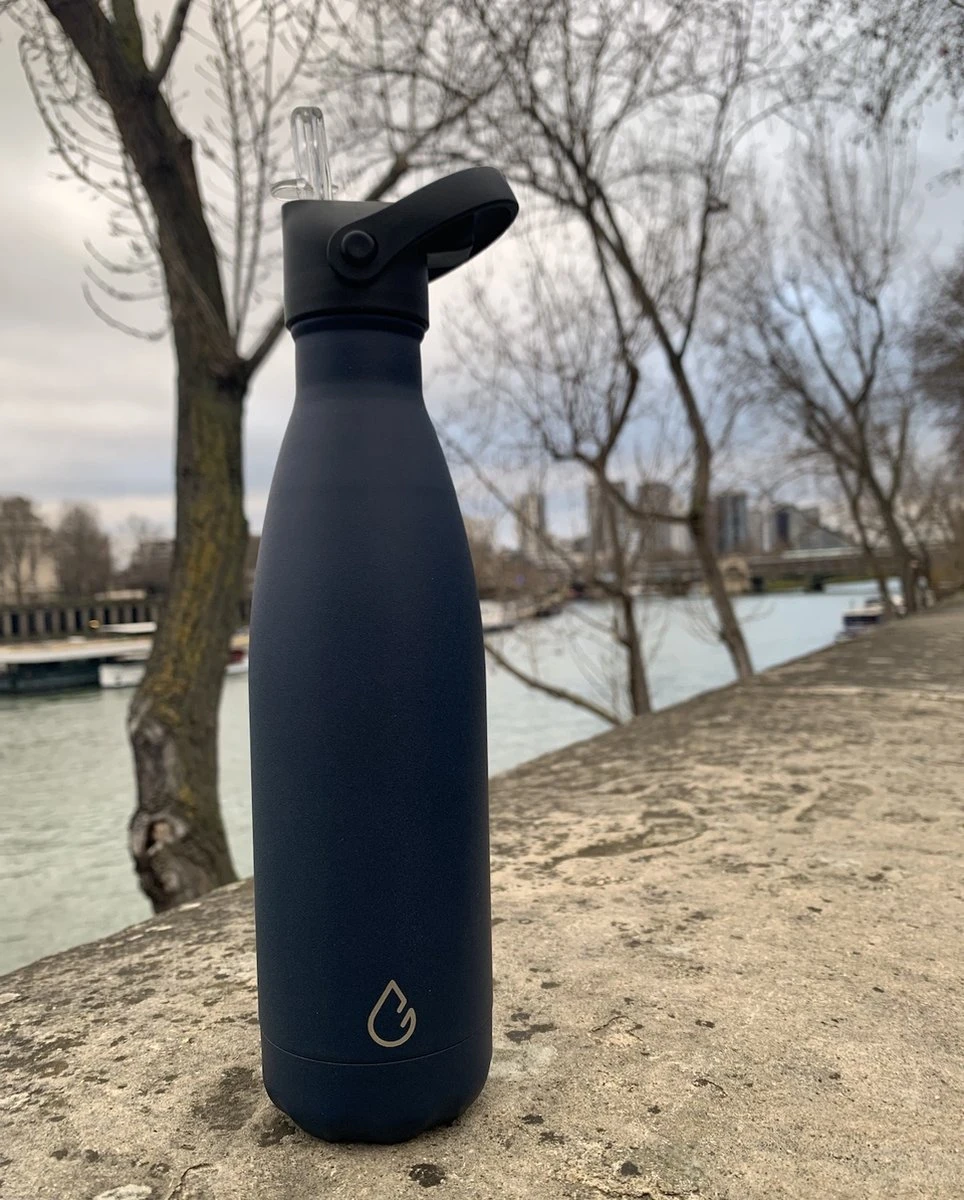 Wattamula Design Eco RVS Drinkfles - Donkerblauw - Extra Dop Met Rietje En Carrier - 500 Ml - Waterfles - Thermosfles - Sport 7 Wattamula Design Eco RVS Drinkfles - Donkerblauw - Extra Dop Met Rietje En Carrier - 500 Ml - Waterfles - Thermosfles - Sport - Afbeelding 5